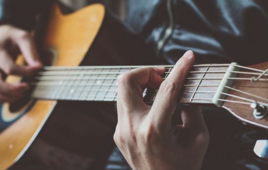 Simply Guitar: La Forma Fácil y Divertida de Aprender Violão